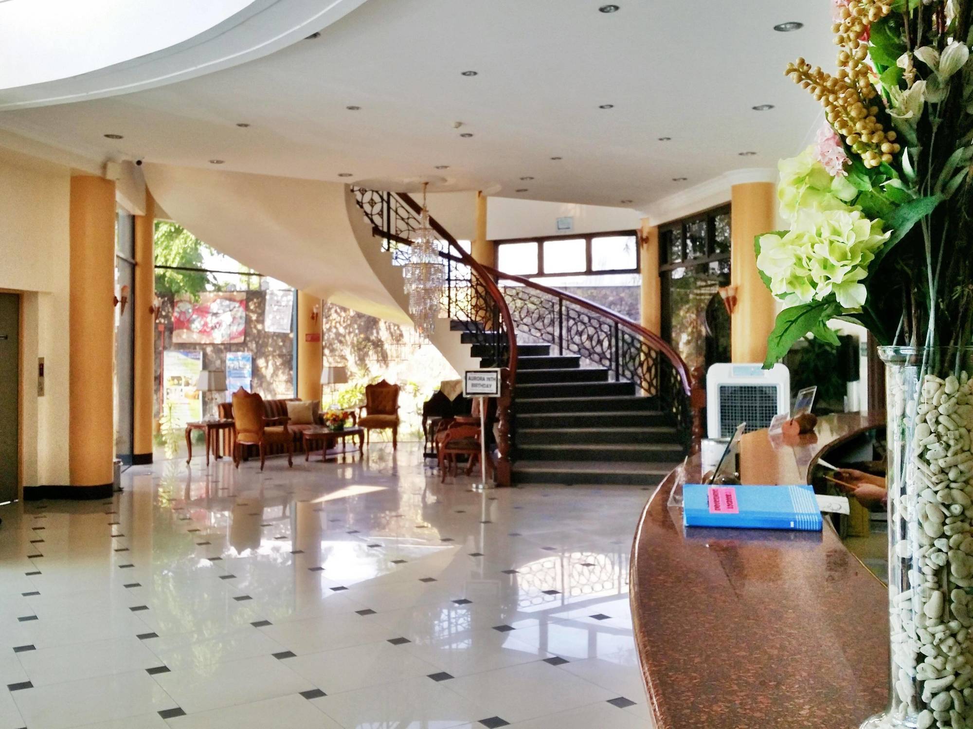 Crown Royale Hotel Balanga Exterior photo